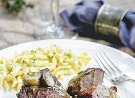 Geschmorte Kalbsbäckchen mit Kräuterbutter-Champignons