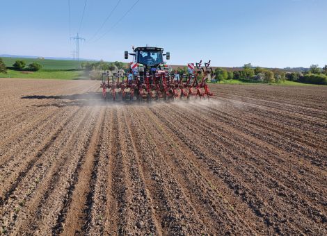 Spritzen und hacken in einem Arbeitsgang