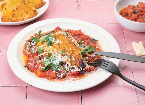 Gerösteter Weißkohl auf Tomaten-Kapern-Sauce