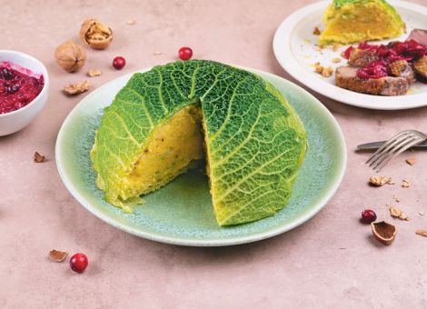 Wirsing-Torte mit Cranberrysauce