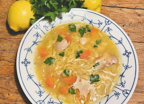 Pastina-Suppe mit Nudeln und Geflügelfleisch