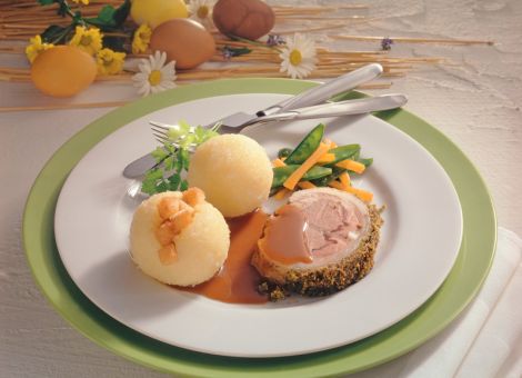 Lammrücken mit Kräutern und Knödeln
