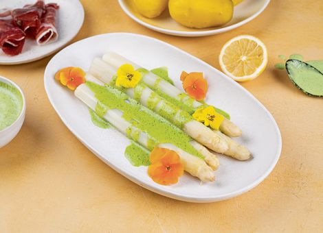 Weißer Spargel mit grüner Bärlauch-Sauce
