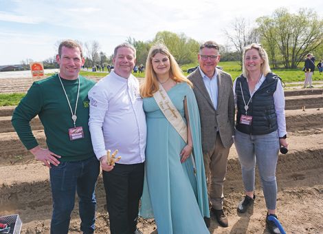 Boris Rhein und Elena I. beim offiziellen Spargelanstich 