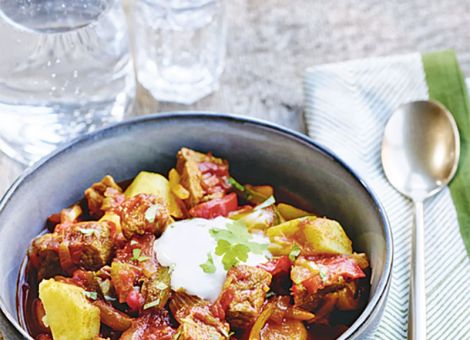 Kalbsgulasch mit Paprika und einem Tupfer Naturjoghurt