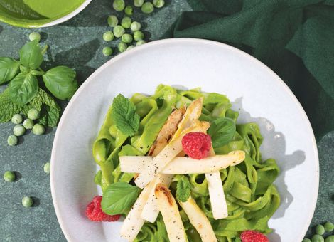 Spargel-Erbsen-Pasta mit Kräutern und Himbeeren