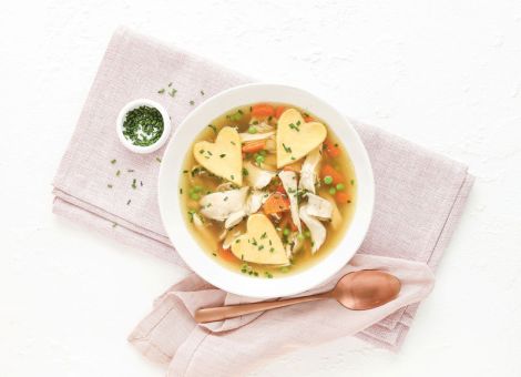 Hühnersuppe mit Biskuitherzen