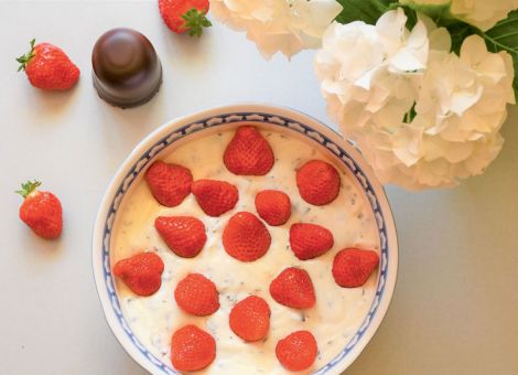 Schoko-Schaumkuss-Dessert mit Erdbeeren