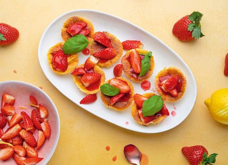 Japanische Cotton-Cheesecakes mit Erdbeeren