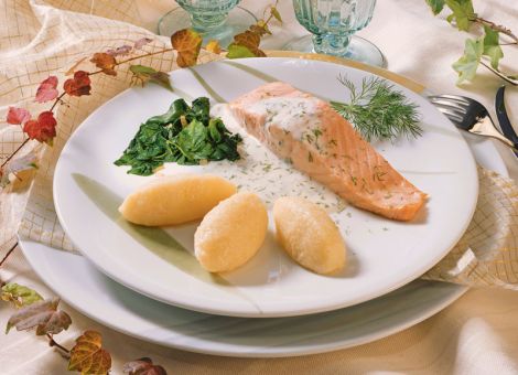 Gedünstetes Lachsfilet in Dillsahne mit Kartoffelnocken
