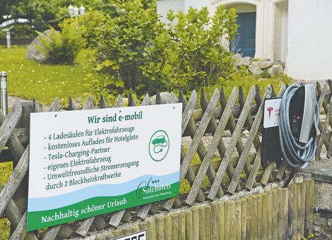 Ladesäule auf dem Hof für Urlauber, Kunden oder private Nutzung