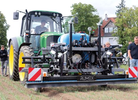 Was passt in den Betrieb – striegeln oder sprayen?