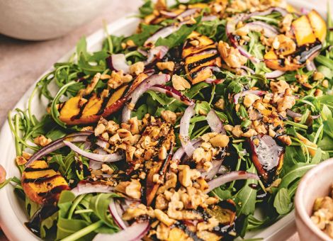 Pfirsich-Walnuss-Salat mit Rucola
