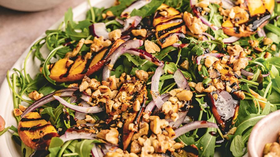 Pfirsich-Walnuss-Salat mit Rucola