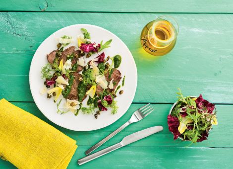 Minutensteaks mit grüner Salsa, Blattsalaten und frittierten Kapern