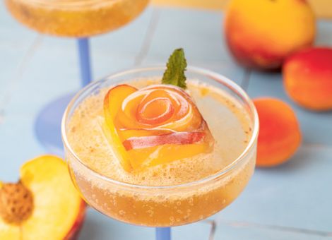Bellini mit  Pfirsich-Aprikosen-Eiswürfeln