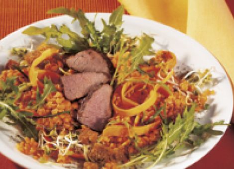 Rehmedaillons auf Linsensalat