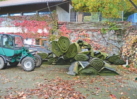 Kunstrasen im Pferdeauslauf 