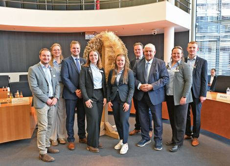 Mit Erntekrone in den Bundestag