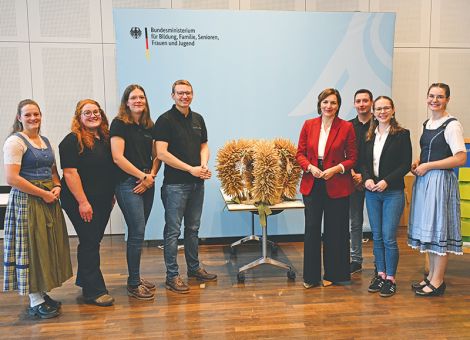 Hessische Landjugend übergibt Erntekrone an Bundesministerium