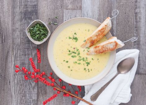 Mais-Suppe mit Putenfiletspießen und Petersilie