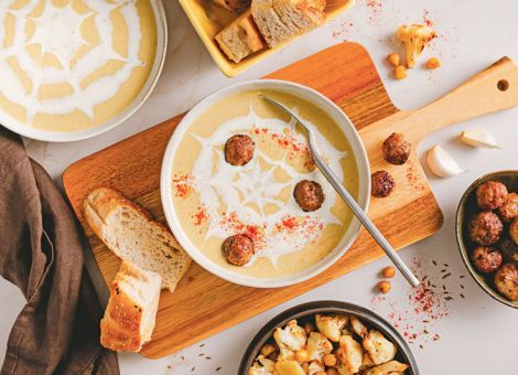 Blumenkohl-Knoblauch-Suppe mit Hackbällchen