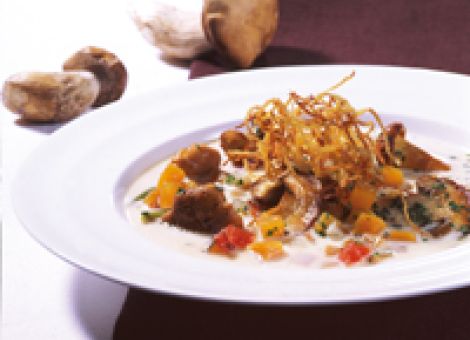 Rahmsuppe mit Herbstpilzen und &bdquo;Ingwerstroh&ldquo;