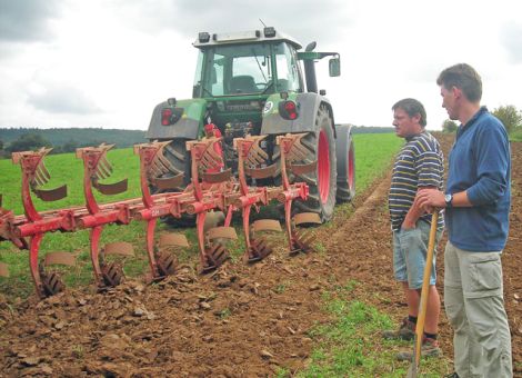 Stoppelbearbeitung – flach wenden oder mischen?