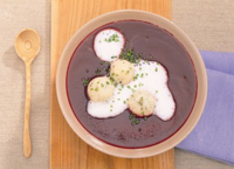 Rote Bete Suppe mit Meerrettichschaum