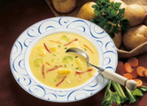 Kartoffelsuppe mit Käse und Schinken