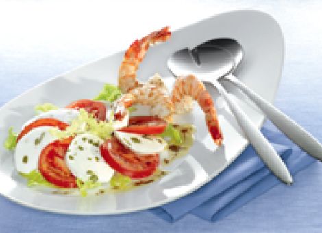 Gambas auf Tomatensalat mit Mozzarella