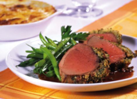 Gebratene Lammkeule mit Kräuterkäsekruste