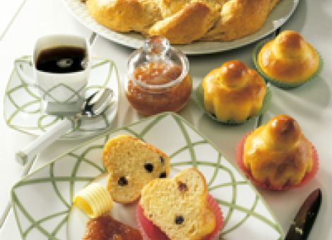 Osterkranz und Brioche