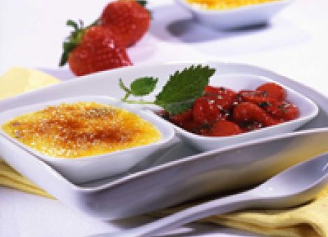 Crème brûlée mit Erdbeeren 