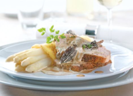 Spargelcrêpe mit Morchelragout