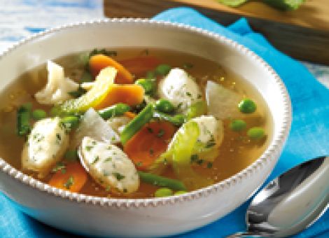 Gemüse-Bouillon mit Kräuter-Quark-Klößchen