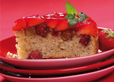 Rhabarberkuchen mit Erdbeerhaube