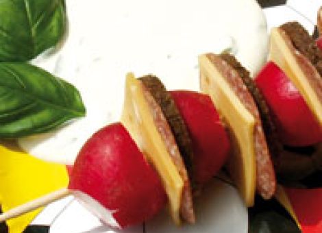Radieschen am Brotspieß mit Basilikum-Dip