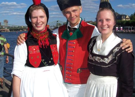 Tracht ohne Lederhose und Alpenveilchen