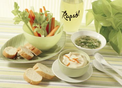 Gemüsestreifen mit zwei Dips