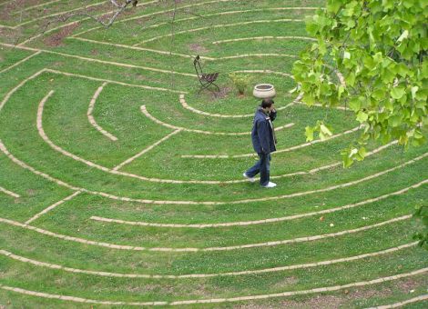 Das Abgehen des Labyrinths ist eine gute Meditationsübung. Das Leben ist ein beständiges Gehen im Labyrinth: aufbrechen und ankommen, zur Mitte finden und sie wieder verlassen, umkehren und doch immer wieder weiterkommen. Ist das Leben ein Labyrinth, dann ist jeder Fehler Teil des Weges und damit unerlässlicher Lehrmeister.