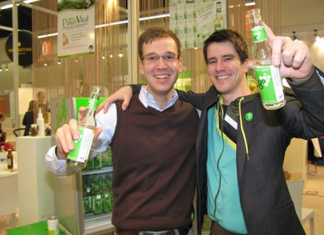 Jungunternehmer Volker Netzhammer und Patrick Braun präsentierten stolz die erste Bio-Weinschorle aus der Flasche, Acht Grad.