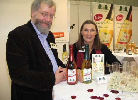 Rolf und Thea Clostermann vom Neuhollandshof in Wesel-Bislich stellten zwei neue alkoholfreie Appléritifs vor.