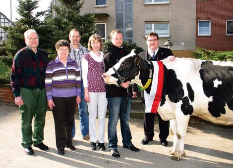 Die 100 000-Liter-Leistung hat dieser Tage in Frielendorf-Schönborn die Kuh Pascal auf dem Betrieb der Familie Hooß erreicht. Das knapp 14 Jahre alte Tier ist stur und temperamentvoll, doch die Mätzchen nehmen Landwirt Erwin und Ehefrau Irene sowie Sohn Frank gerne in Kauf. Denn es ist eine ausgezeichnete Kuh. Das hat die Familie jetzt schwarz auf weiß. Die Schärpe für diese Dauerleistungskuh brachte Agrarstaatssekretär Mark Weinmeister persönlich vorbei. Es ist eine Rarität, denn nur 0,02 Prozent aller Milchkühe in Hessen erreichen in ihrem Leben diese Milchmenge. Nach 1993 hat Familie Hooß nun schon zum zweiten Mal eine 100 000-Liter-Kuh in ihrem Stall stehen. „Die Milch dieser Kuh reicht für 20 000 Stück 250 Gramm Päckchen Butter, beziehungsweise 25 Tonnen Joghurt“, erklärte Wilhelm Vackiner vom Landesbetrieb Landwirtschaft Hessen. Damit übertreffe sie die mittlere Lebensleistung einer Kuh in Hessen um das Fünffache. Sandra Rose
