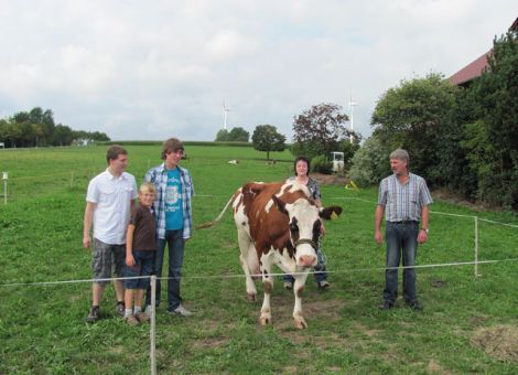 Aufgenommen in den Club der 100 000-Liter-Kühe wurde auch die rotbunte Holsteinkuh Leda von Familie Horst Schöneweiss in Frankenberg-Haubern. Die Elrado-Tochter hat die 100 000-Liter-Marke schon seit einiger Zeit überschritten und kann derzeit eine Lebensleistung von 130 000 Litern Milch vorweisen. Dabei zeigt ein Blick auf ihre Laktationsleistungen den für viele Dauerleistungskühe typischen Verlauf. Nach einer Leistung von 8 700 kg beim ersten Kalb steigerte sie sich auf 11 000 beim dritten und schließlich auf 13 425 kg Milch beim sechsten Kalb. Im Durchschnitt der elf Laktationen erbrachte Leda eine Leistung von 10 622 kg Milch mit 4,14 Prozent Fett und 3,53 Prozent Eiweiß. Trotz dieser beachtlichen Leistung ist sie sehr problemlos gewesen und zeigt sich immer noch sehr vital. Von ihren insgesamt elf Kälbern wurden fünf Töchter zur Bestandsergänzung in die Milchviehherde aufgenommen. Herdenge­fähr­tin Rosa hat ebenfalls eine Lebensleistung von über 100 000 Litern Milch erreicht. Die Tochter des rotbunten Bullen Juli hatte ihre Höchstleistung bereits in der zweiten Laktation mit 13 954 kg Milch, die mittlere Leistung lag in den acht Laktationen bei 11794 kg Milch mit 3,45 Prozent Fett und 2,90 Prozent Eiweiß. Auch von ihren neun Kälbern wurden mehrere Töchter in die Milchviehherde aufgenommen. Die hessischen Züchter gratulieren der Familie Schöneweiss zu diesem züchterischen Erfolg.  Text/Foto: Ute Ermentraudt, LLH