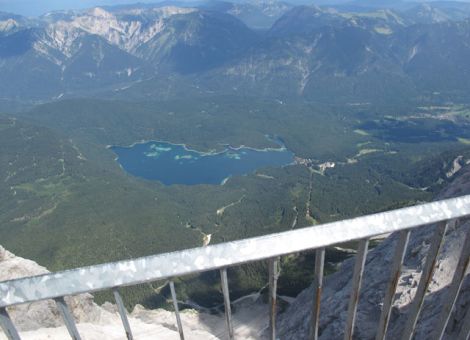 Zugspitze mit Blick auf den Eibsee und das Alpenpanorama.