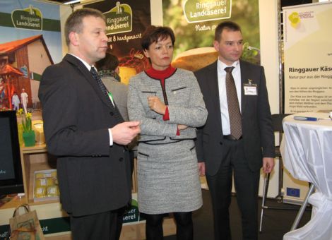 Landwirtschaftsministerin Lucia Puttrich beim Rundgang am hessischen Gemeinschaftsstand, hier mit Peter Klingmann von der MGH (r) und Frank Viereck-Jacob.