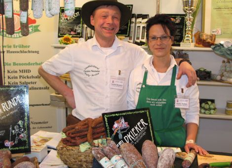 Stand der Landfleischerei Carsten Neumeier aus Hessisch Lichtenau-Walburg - hier mit Mitarbeiterin Sandra Wolfram.