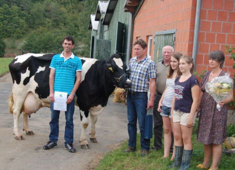 In frischer Verfassung stellte Heiko Bornscheuer aus Schnellrode mit seiner Familie die 100 000-Liter-Kuh Grille GP 81 vor, welche in der zehnten Laktati­on diese Leistungsgrenze überschritten hat. Bei gutem Start in die erste Laktation erbrachte die Kuh ab der dritten Laktation fast ausnahmslos Laktationsleistungen zwischen 10 000 und 12 000 kg Milch. Das Leistungspotenzial ist bei beiden Großmüttern verankert, denn dort sind ebenfalls hohe Lebensleistungen bei acht Kalbungen und Leistungen von über 8 000 kg Milch im Durchschnitt nachgewiesen. In der väterlichen Abstammung tauchen bekannte Vererber wie Laban, Dombinator und Stollberg auf und auf der Mutter­seite steht die im Stall Bornscheuer stark verbreitete Kuhfamilie der Stammkuh Gisela. Die hervorragende Erscheinung der zwölfjährigen Kuh, die in Anwesenheit von Feriengästen vorgestellt wurde, ist nicht nur auf ihre Veranlagung, sondern sicher auch auf die gute Betreuung inklusive Weidegangs auf dem Betrieb Bornscheuer zurückzuführen. Da von Grille mehrere weibliche Nachkommen vorhanden sind, dürfte auch in Zukunft noch manche Kuh aus diesem Kuhstamm zur Füllung des Milchtanks auf dem Hof Bornscheuer in Schnellrode beitragen. Text/Foto: Jost Grünhaupt, LLH Kassel