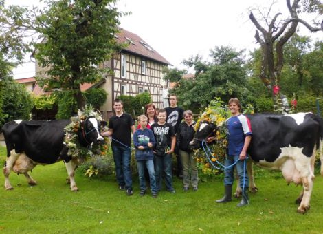 Die Familie Alfred Michael Vogel aus Nüsttal-Mittelaschenbach stellte kürzlich zwei 100 000-Liter-Kühe aus ihrer Milchviehherde vor, welche mit Blumenkränzen geschmückt wurden. Die Milchkuh Diggy mit der Stall-Nr. 217 ist im Jahr 1999 im Betrieb Vogel geboren und stammt auf väterlicher Seite von dem Leadman-Sohn Lester ab. Ihre Mutter ist eine Tochter des in Hessen bekannten US-Holsteinbullen Magnus, der auch Vater der ersten 100 000-Liter-Kuh Felice vor drei Jahren gewesen ist. Diggy erreichte die hohe Lebensleistung in der zehnten Laktation. Ihre mittlere Laktationsleistung liegt bei 9 892 kg Milch. Die Höchstleistung erreichte sie mit 10 525 kg Milch in der neunten Laktation. Die Kuh ist immer eine problemlose Kuh in der Herde gewesen und inzwischen wegen einer Verletzung abgegangen. 
Die zweite Jubilarin Stall.-Nr. 231  stammt von dem Mandel-Sohn Manolo ab sowie auf der mütterlichen Seite von dem Horton-Sohn Horizont. Sie erreichte die 100 000-Liter-Grenze in der siebten Laktation mit der hohen Durchschnittsleistung von 12 491 kg Milch. Ihre Höchstleistung erbrachte sie bereits in der dritten Laktation mit 14 406 Kg Milch bei etwas niedrigeren Inhaltsstoffen. Nach der sechsten Kalbung wurde sie mit 85-85-83-85/84 Punkten eingestuft. Ein Sohn von ihr der Laredos-Sohn Leo wurde gekört und befindet sich noch im Betrieb Vogel im Deckeinsatz. Fünf Töchter von ihr befinden sich ebenfalls noch in der Herde, von denen die Minox-Tochter Estella durch hohe Milch­leistung besonders auffällt. Die Familie Vogel hält zurzeit 115 Milchkühe im Boxenlaufstall. Auf dem Lehrbetrieb befinden sich momentan zwei Auszubilden­de. Sohn Steffen hat die landwirtschaftliche Lehre abgeschlossen und will sich nach dem Besuch der Technikerschule Fulda im Betrieb engagieren. Die Rinder­züchter in Hessen gratulieren der Familie Vogel zu diesem züchterischen Erfolg. Text/Foto: Wilhelm Vackiner, LLH